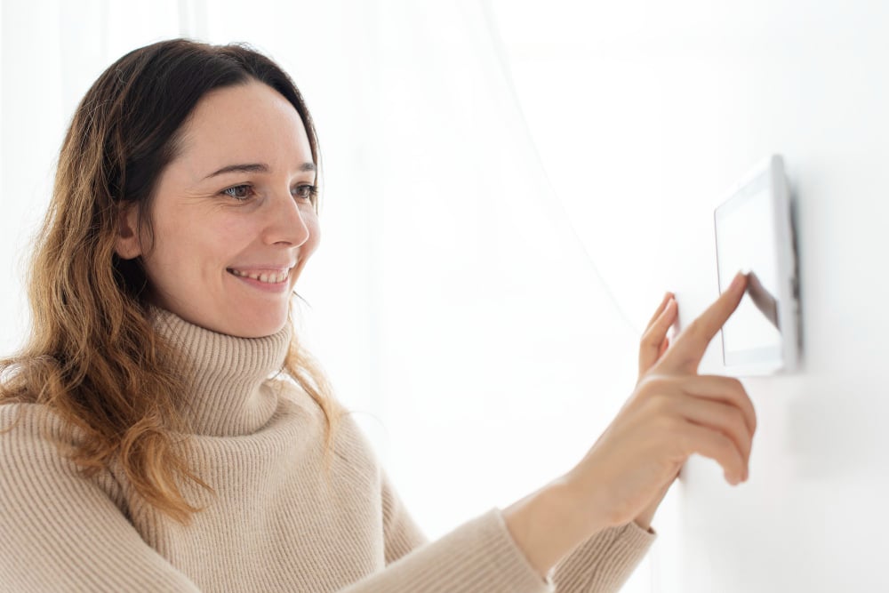 vrouw bedient domotica smarthub center