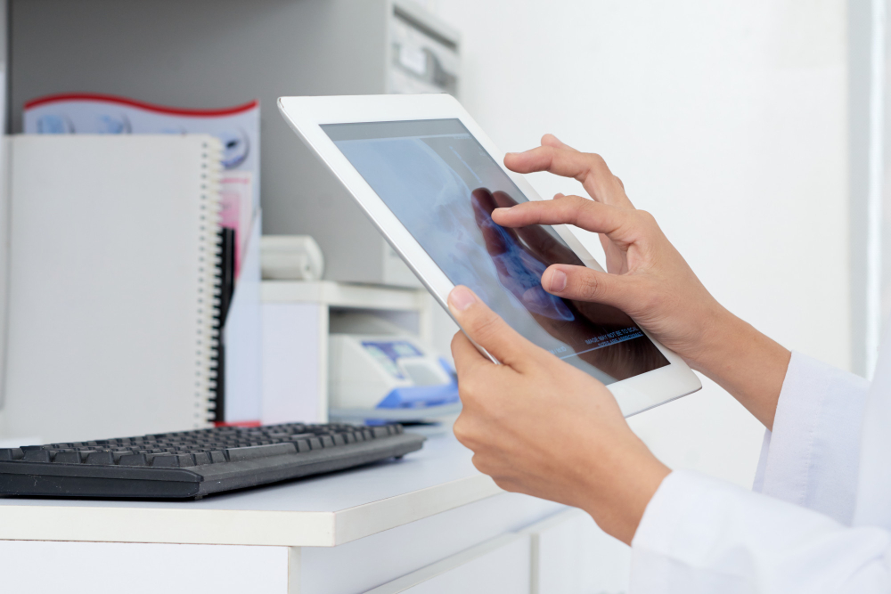 zorgpersoneel bedient tablet