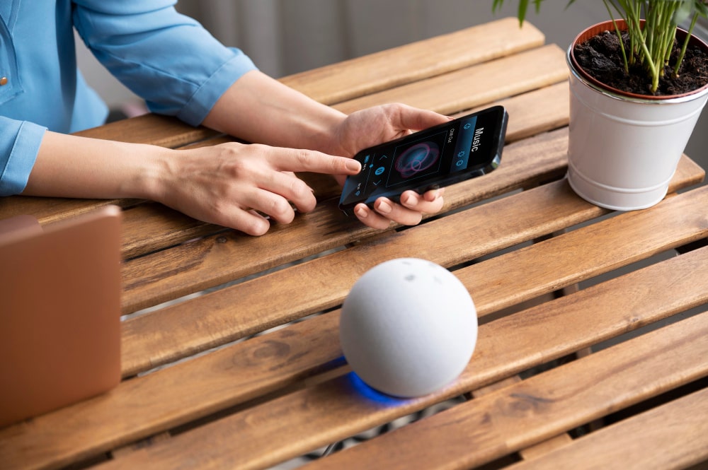 vrouw bestuurt smarthub van domotica via mobiel