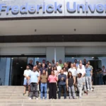Groepsfoto van de 22 partijen die vormgeven aan het INBLANC EU project duurzaam wonen en werken. Op de grijze entree trappen van de Frederick University in Cyprus.