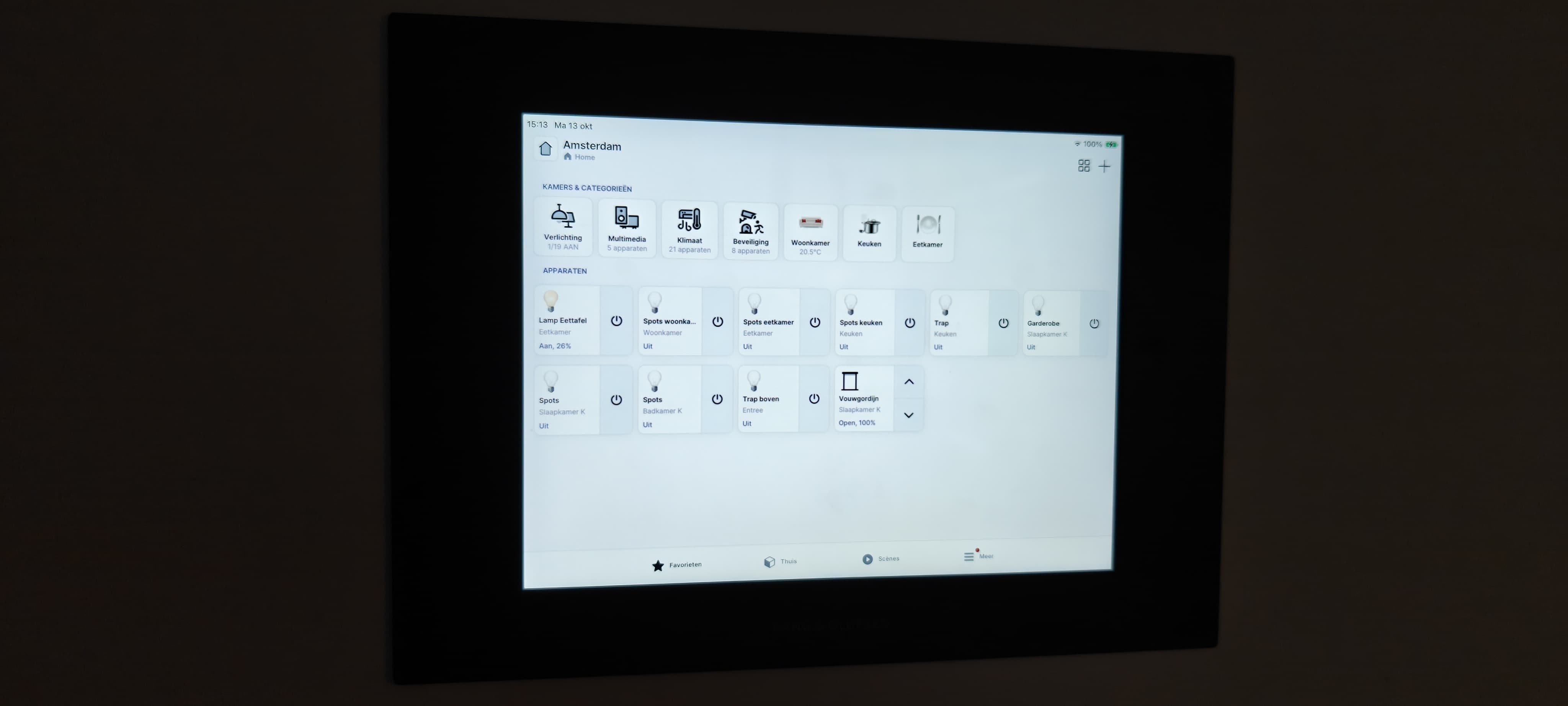 Inbouwtablet met interface van domoticasysteem FIBARO-Nice. Je ziet symbooltjes voor alle elektra in huis. Van verlichting en multimedia, tot klimaat en beveiliging. Ook de verschillende ruimtes hebben een eigen symbool.