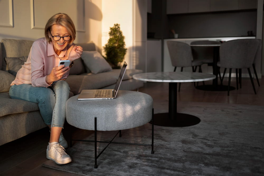 oudere mevrouw gebruikt huisautomatisering