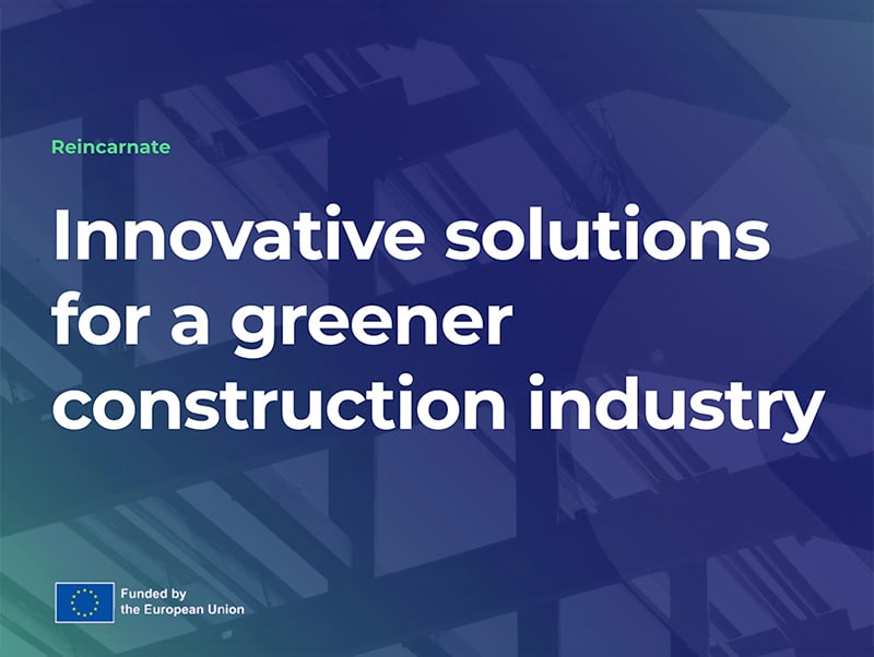 Donkerblauwe sepia achtergrond van staalconstructie met op voorgrond in het groen de tekst 'Reincarnate' en in het wit de tekst met de doelstelling van EU-project Reincarnate 'Innovative Solutions for a greener construction industry'. In rechteronderhoek de Europese vlag met de tekst 'funded by the European Union'.