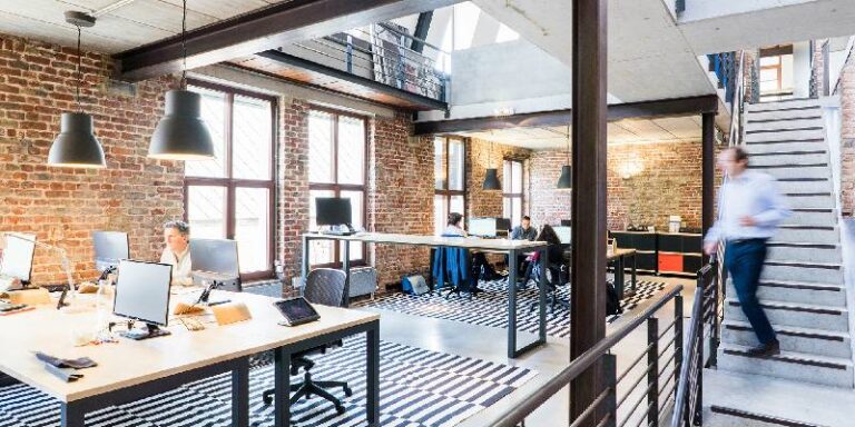 kantoortuin met slimme verlichting en domotica